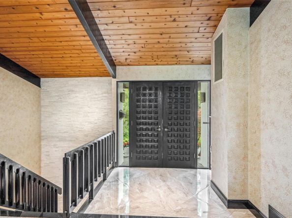 27 Parkway Drive, Roslyn Heights NY 11577