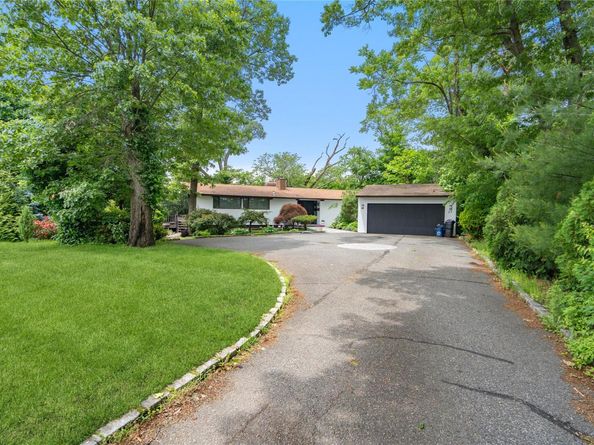 27 Parkway Drive, Roslyn Heights NY 11577