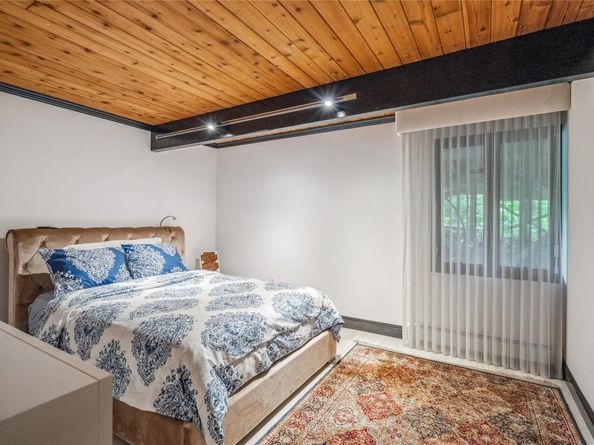 27 Parkway Drive, Roslyn Heights NY 11577