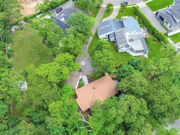 27 Parkway Drive, Roslyn Heights NY 11577