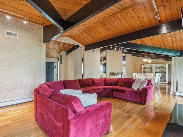 27 Parkway Drive, Roslyn Heights NY 11577