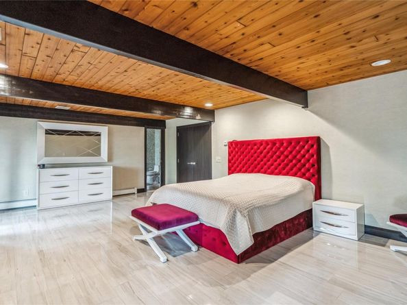 27 Parkway Drive, Roslyn Heights NY 11577