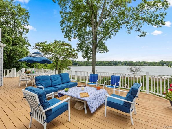 17 Youngs Lane, Setauket NY 11733