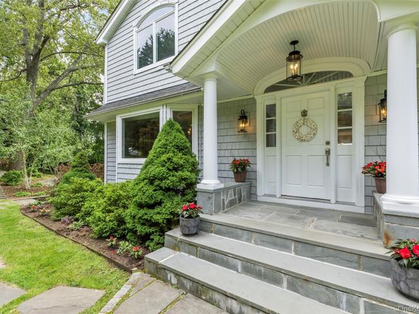 17 Youngs Lane, Setauket NY 11733