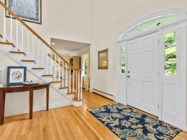 17 Youngs Lane, Setauket NY 11733