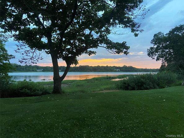 17 Youngs Lane, Setauket NY 11733