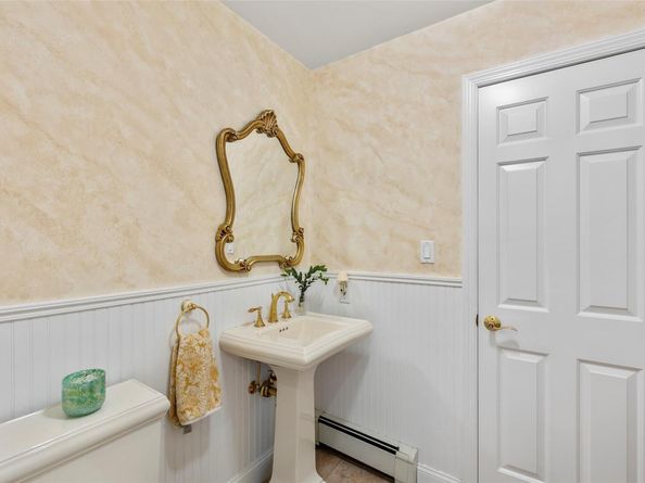 17 Youngs Lane, Setauket NY 11733