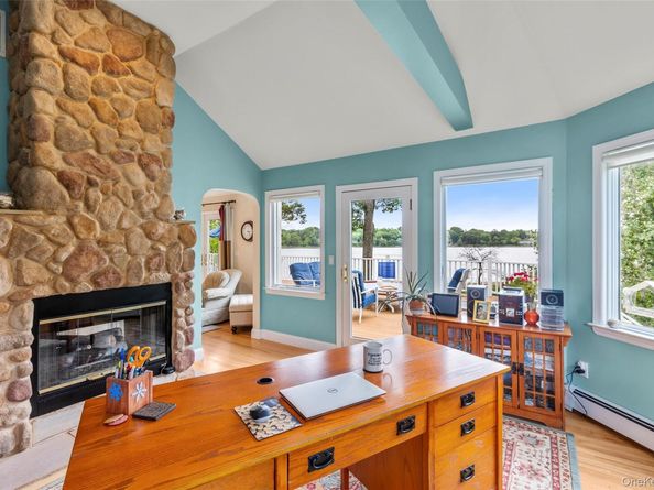 17 Youngs Lane, Setauket NY 11733