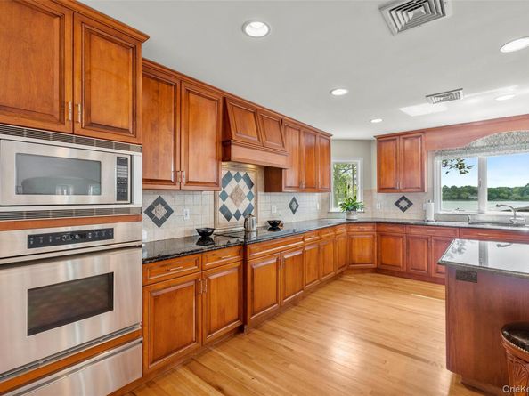 17 Youngs Lane, Setauket NY 11733