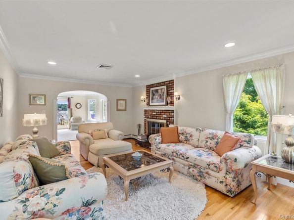 17 Youngs Lane, Setauket NY 11733