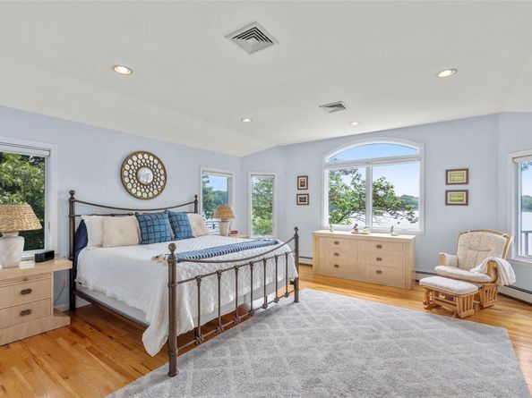 17 Youngs Lane, Setauket NY 11733