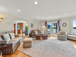 17 Youngs Lane, Setauket NY 11733