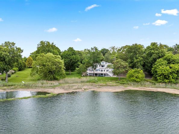 17 Youngs Lane, Setauket NY 11733