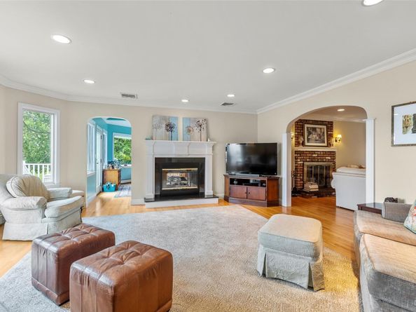 17 Youngs Lane, Setauket NY 11733