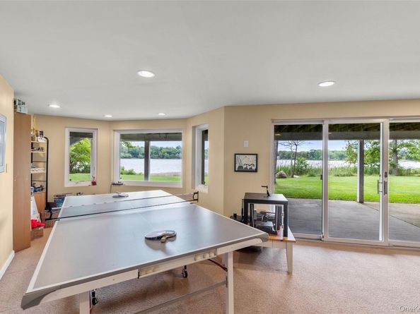 17 Youngs Lane, Setauket NY 11733