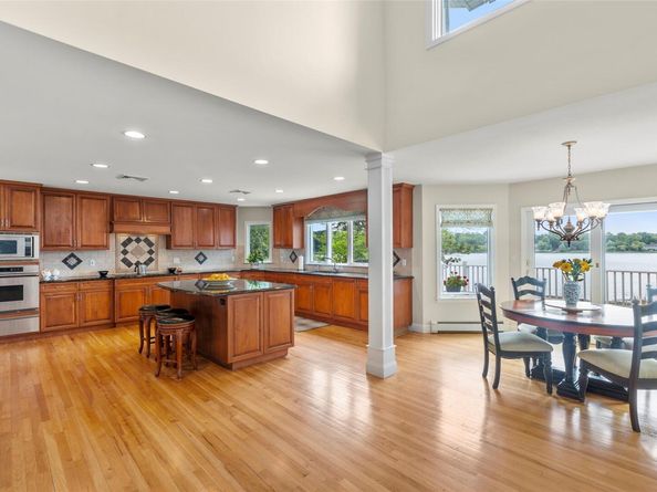 17 Youngs Lane, Setauket NY 11733
