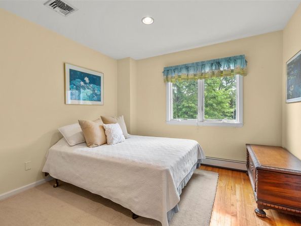 17 Youngs Lane, Setauket NY 11733
