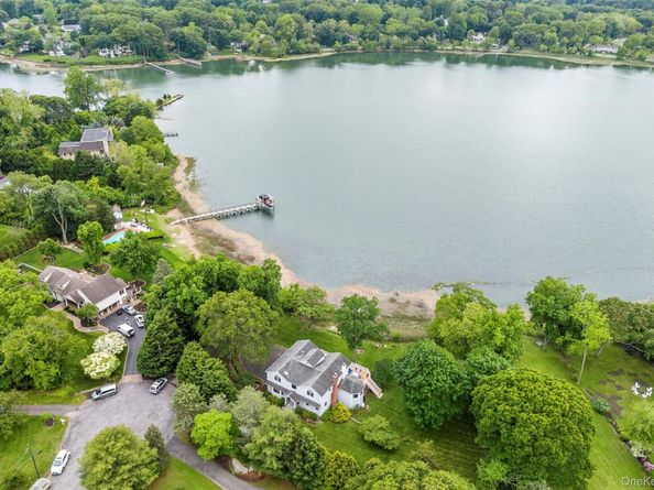 17 Youngs Lane, Setauket NY 11733