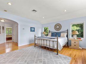 17 Youngs Lane, Setauket NY 11733