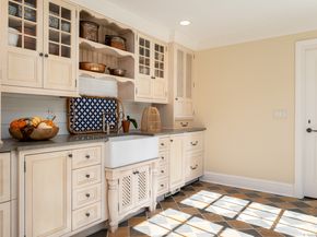 561 Smith Ridge Road, New Canaan CT 06840