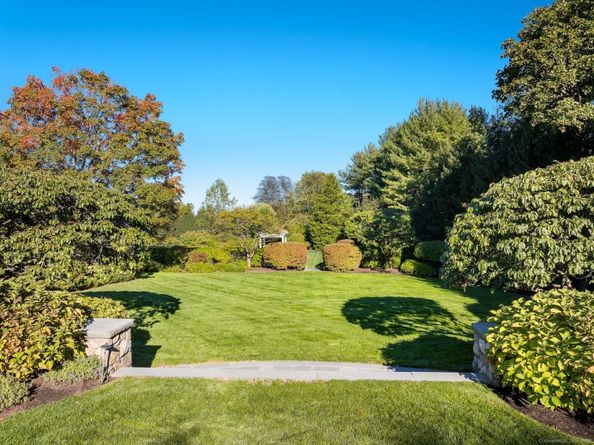 561 Smith Ridge Road, New Canaan CT 06840