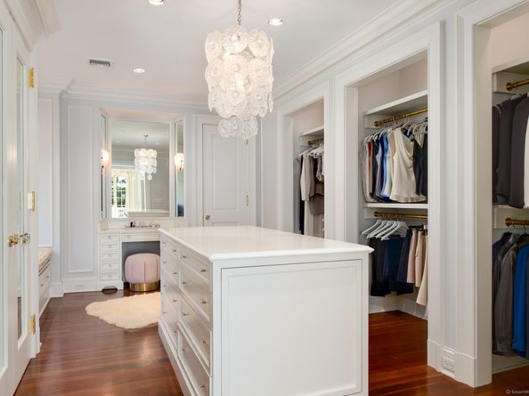 561 Smith Ridge Road, New Canaan CT 06840