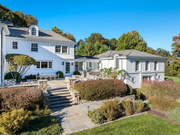 561 Smith Ridge Road, New Canaan CT 06840