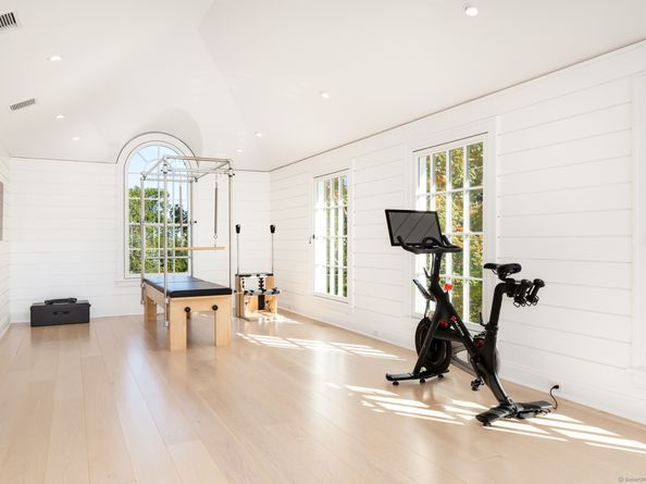 561 Smith Ridge Road, New Canaan CT 06840