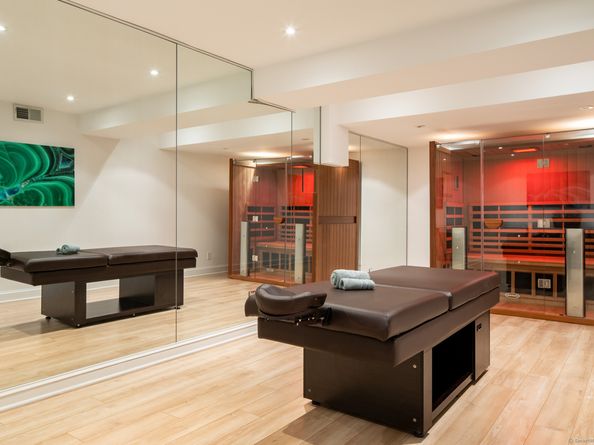 561 Smith Ridge Road, New Canaan CT 06840