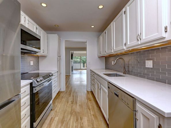 105 Harbor Drive APT 107, Stamford CT 06902