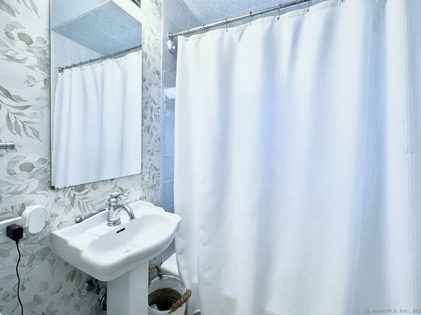 17 Oenoke Place, Stamford CT 06907