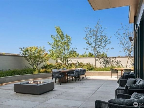 889 Avenue Square NE 209, Bellevue WA 98004