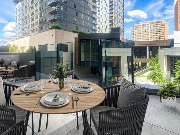 889 Avenue Square NE 209, Bellevue WA 98004