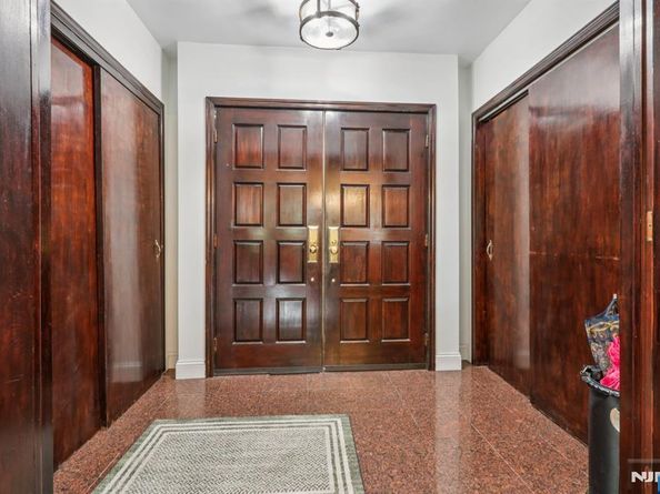1060 Briar Way, Fort Lee NJ 07024
