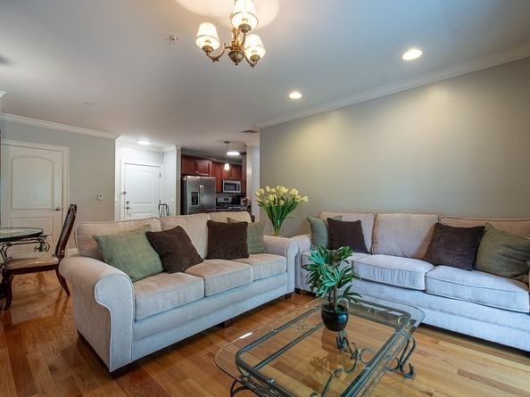 990 Vfw Pkwy 204, Boston MA 02132