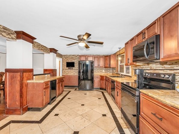 33 West St, Westford MA 01886