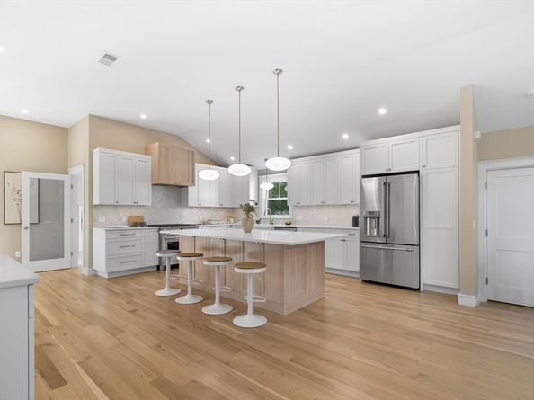 2 Howard Ct, Woburn MA 01801