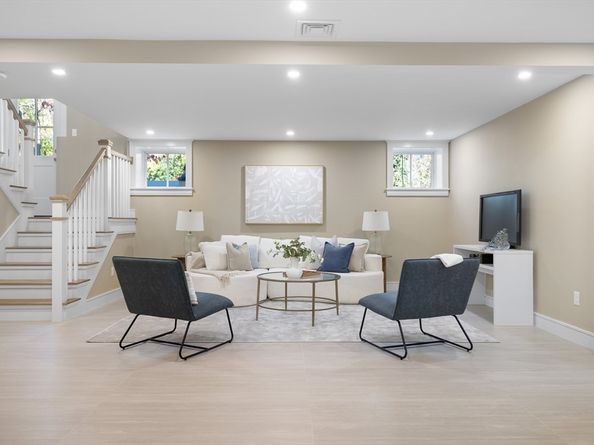 2 Howard Ct, Woburn MA 01801