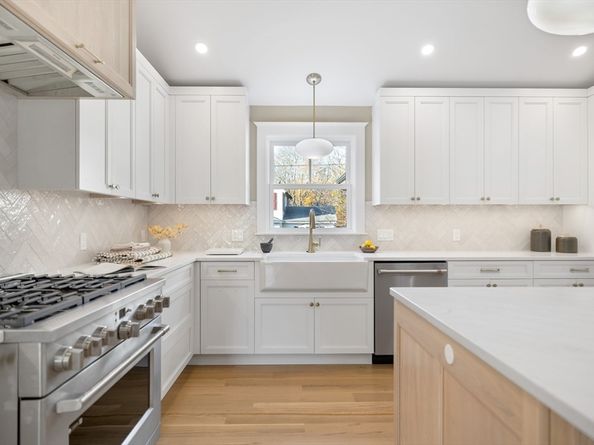 2 Howard Ct, Woburn MA 01801