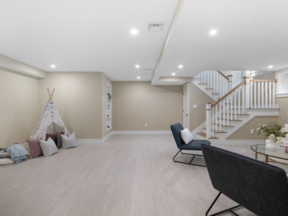 2 Howard Ct, Woburn MA 01801