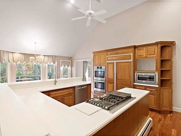 10 Heritage Ln, Saugus MA 01906