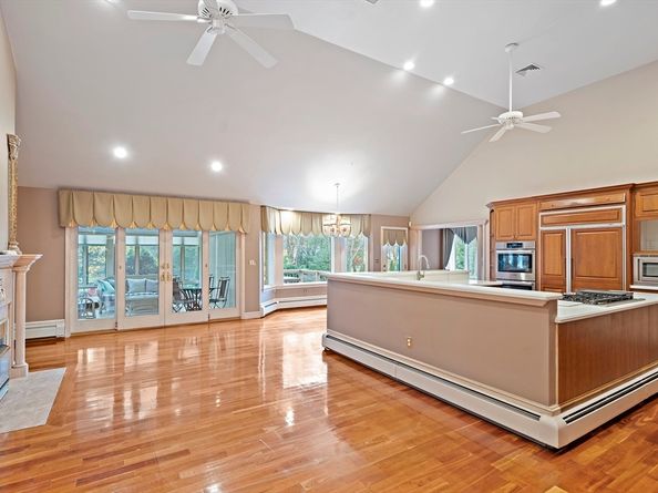 10 Heritage Ln, Saugus MA 01906