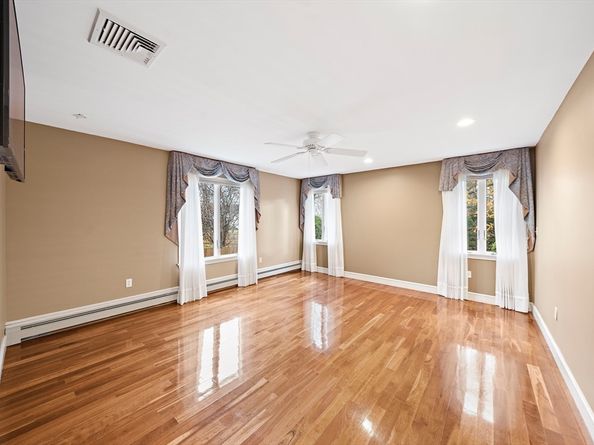 10 Heritage Ln, Saugus MA 01906