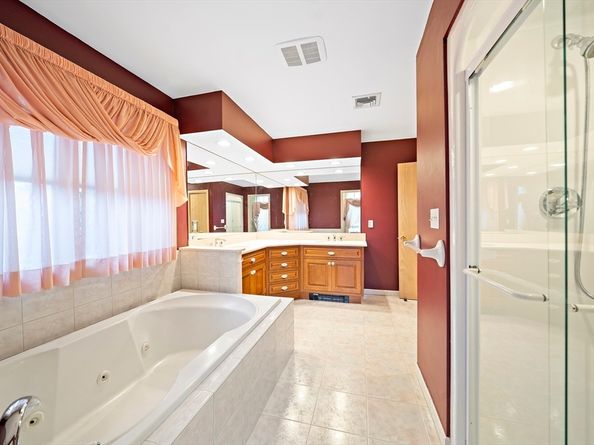 10 Heritage Ln, Saugus MA 01906