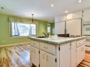 9 Buttercup Ln, Dover MA 02030