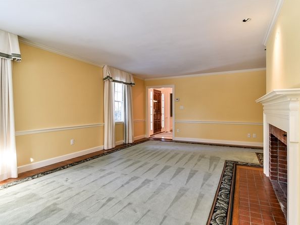 9 Buttercup Ln, Dover MA 02030