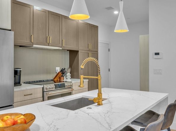 5245 Washington St 5, Boston MA 02132