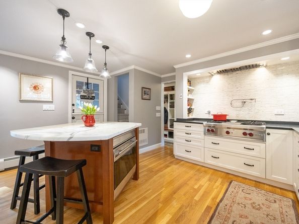 9 Elmcrest Cir, Melrose MA 02176