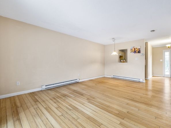 4 Village Brook Ln 4, Natick MA 01760