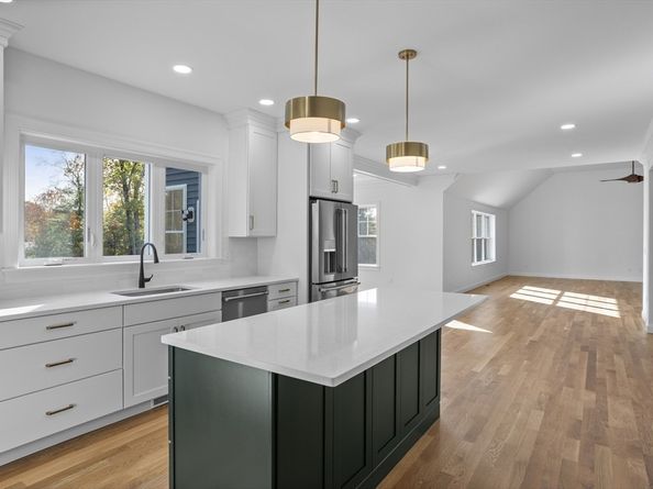 6 Colonel Rolls Dr, Westford MA 01886